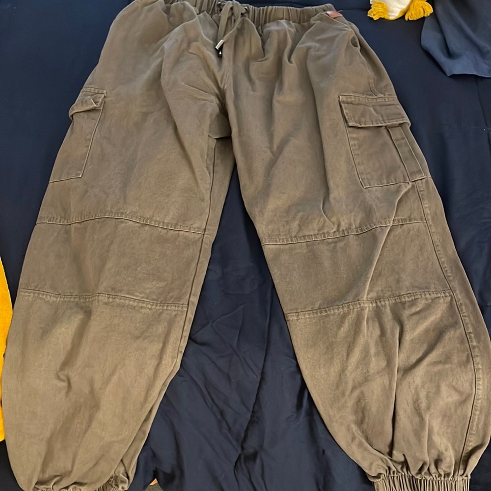Men’s cargo pants/capris. Never worn just been hanging in closet. Size XL.